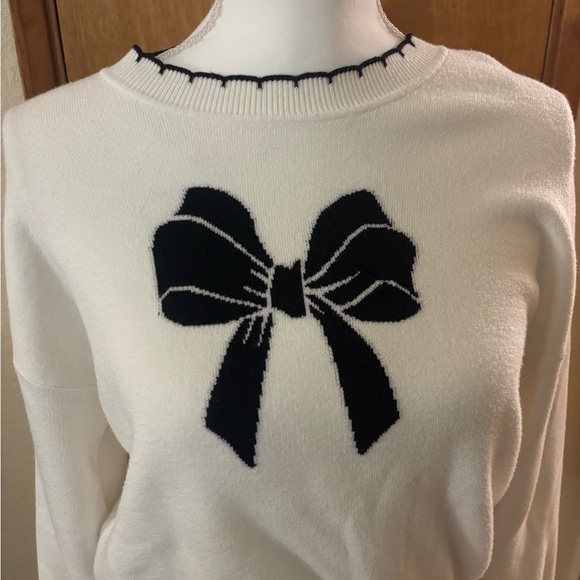 Elegant White Sweater with Black Bow Accent - Picture 4 of 8